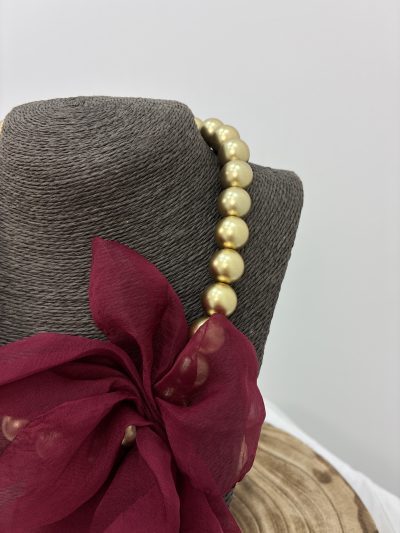 COLLAR PERLAS DORADAS CON FLOR ORGANZA BURDEOS - Imagen 2