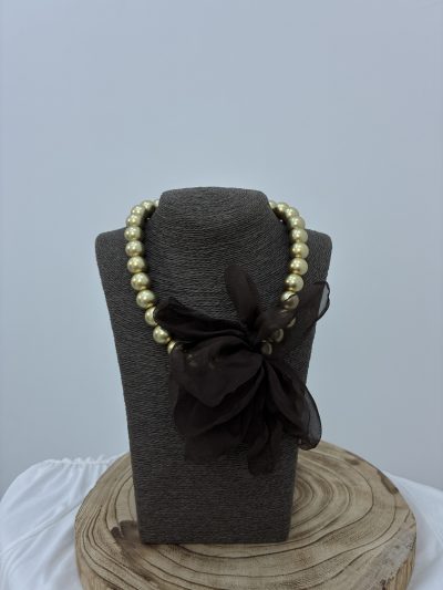 COLLAR PERLAS DORADAS CON FLOR ORGANZA MARRÓN
