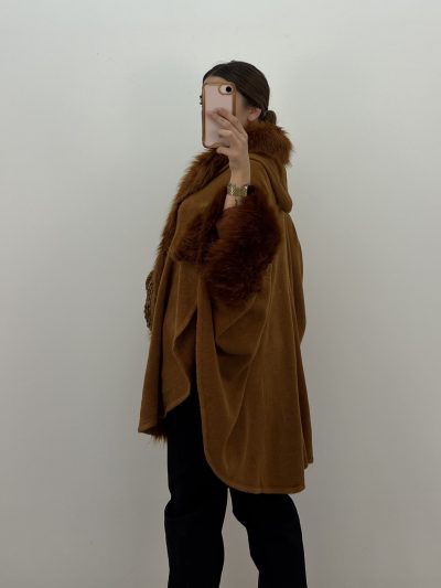 Alternative view of PONCHO CAPA PELO CON CAPUCHA
