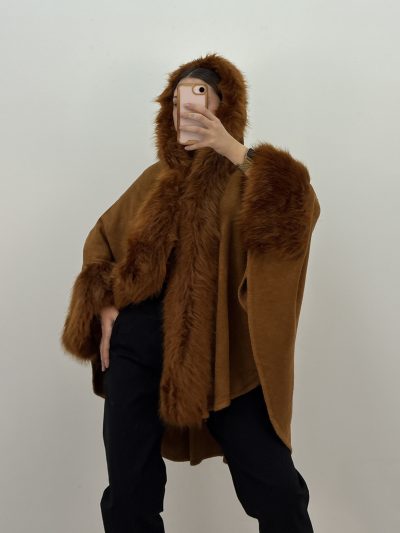 PONCHO CAPA PELO CON CAPUCHA - Imagen 3