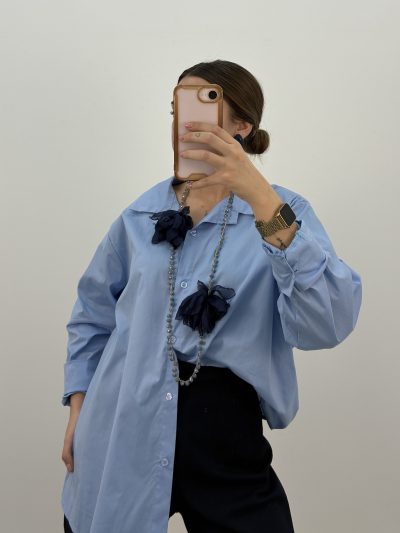 CAMISA BÁSICA CELESTE CURVI